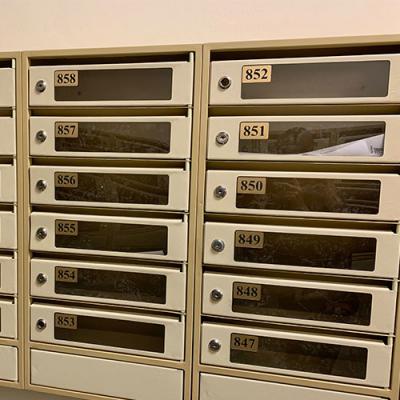 Пример почтовых ящиков с номерками золотого цвета и черными цифрами