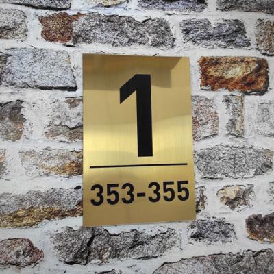 Табличка с номером этажа и номерами квартир из пластика Rowmark